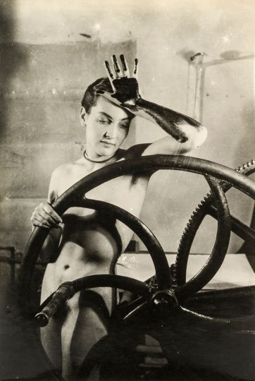 Man Ray (Emmanuel Radnitsky), Érotique voilée (Meret Oppenheim), 1933. Épreuve argentique. / Gelatin silver print. (Lot 128)