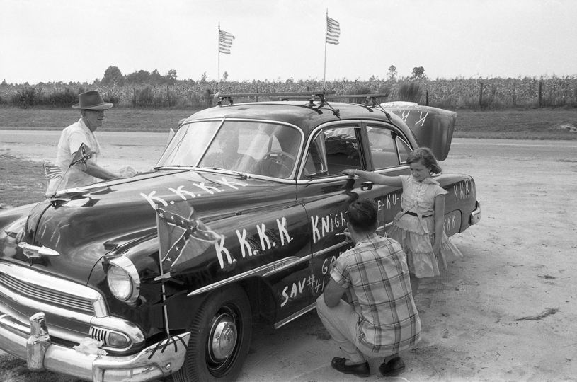 Ku Klux Klan, Reidsville, Georgia, 1966 – A car being decorated for a Knights of the KKK meeting. © Fred Baldwin