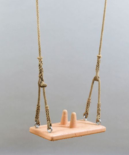 © Fabrice Hyber, p.o.f. n° 3 - balançoire, 1999. Silicone, manilles et corde, 280 × 40 × 20 cm Prix : 6 500 euros