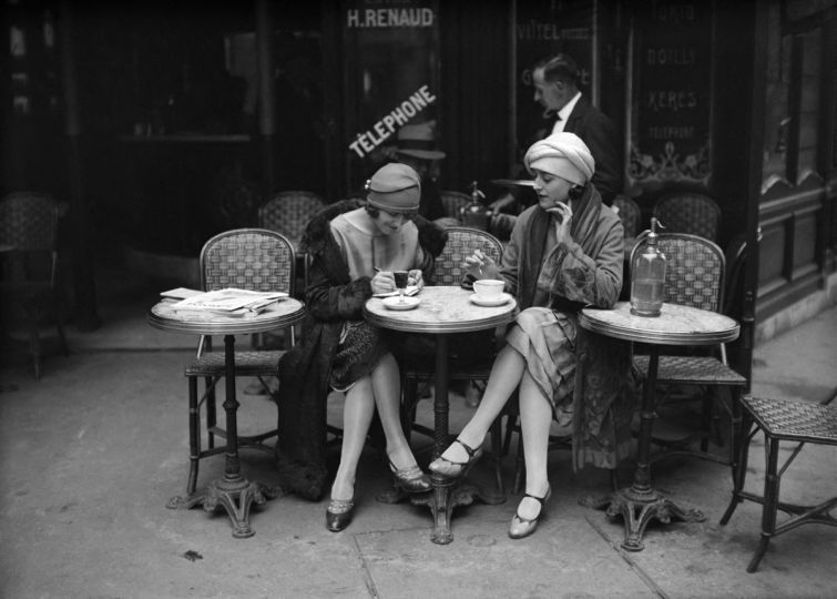 Terrasse de café. Paris, vers 1925.
© Maurice-Louis Branger/Roger-Viollet