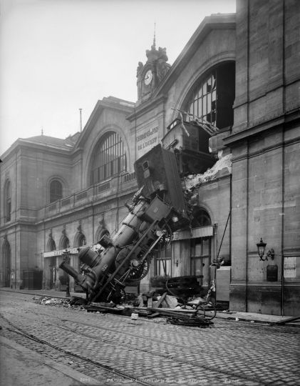 L'accident de la gare Montparnasse. Paris, 22 octobre 1895.© Neurdein / Roger-Viollet