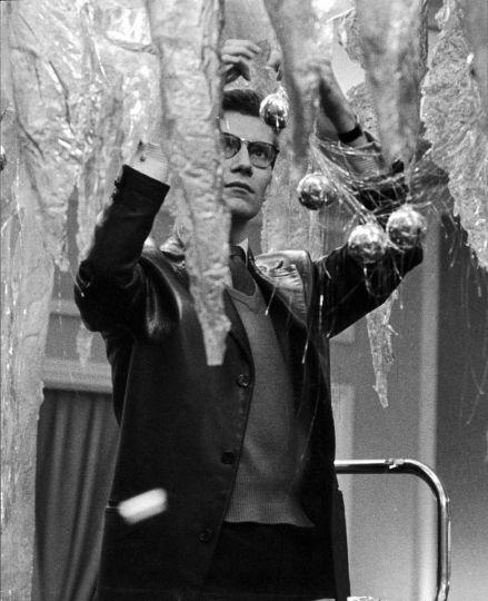 Yves Saint Laurent (1936-2008), couturier français, chez Christian Dior, en vitrine.© Jack Nisberg / Roger-Viollet