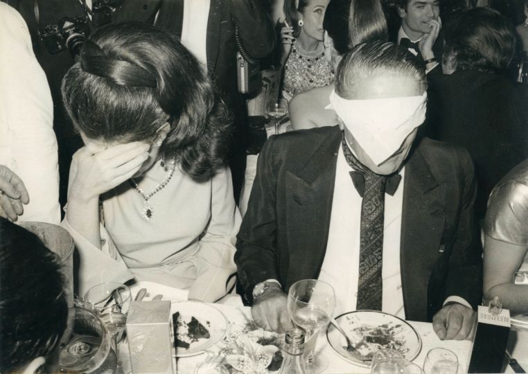 Lot 105, Photographe anonyme, Onassis et Maria Callas masqués lors d'un diner à la revue du Lido 