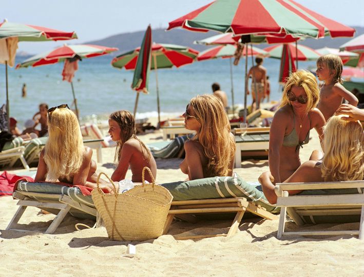 The beach at Saint-Tropez, on the French Riviera, August 1971. (Photo by Slim Aarons/Getty Images)