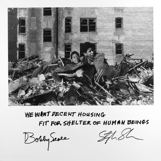 © Stephen Shames & Bobby Seale – Courtesy Manuel Rivera-Ortiz Foundation
