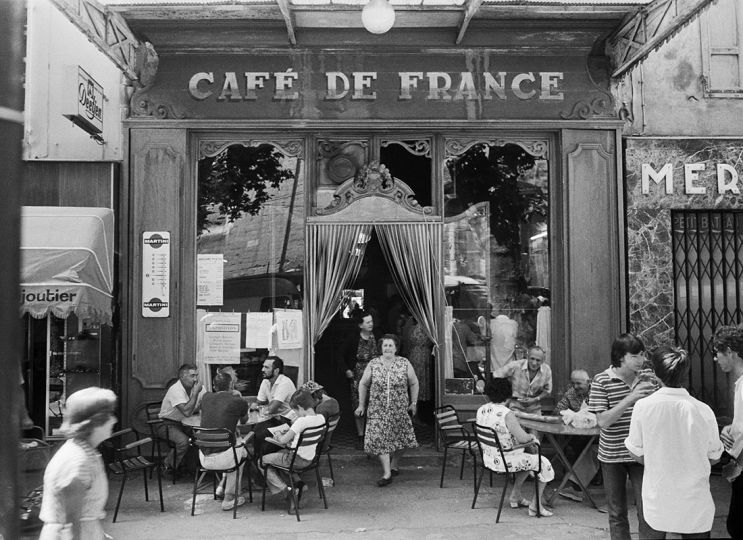 Le café de France, l'Isle-sur-la-Sorgue (Vaucluse), 1979 © Ministère de la Culture, Médiathèque de l’Architecture et du Patrimoine, dist. RMN-GP, donation Willy Ronis