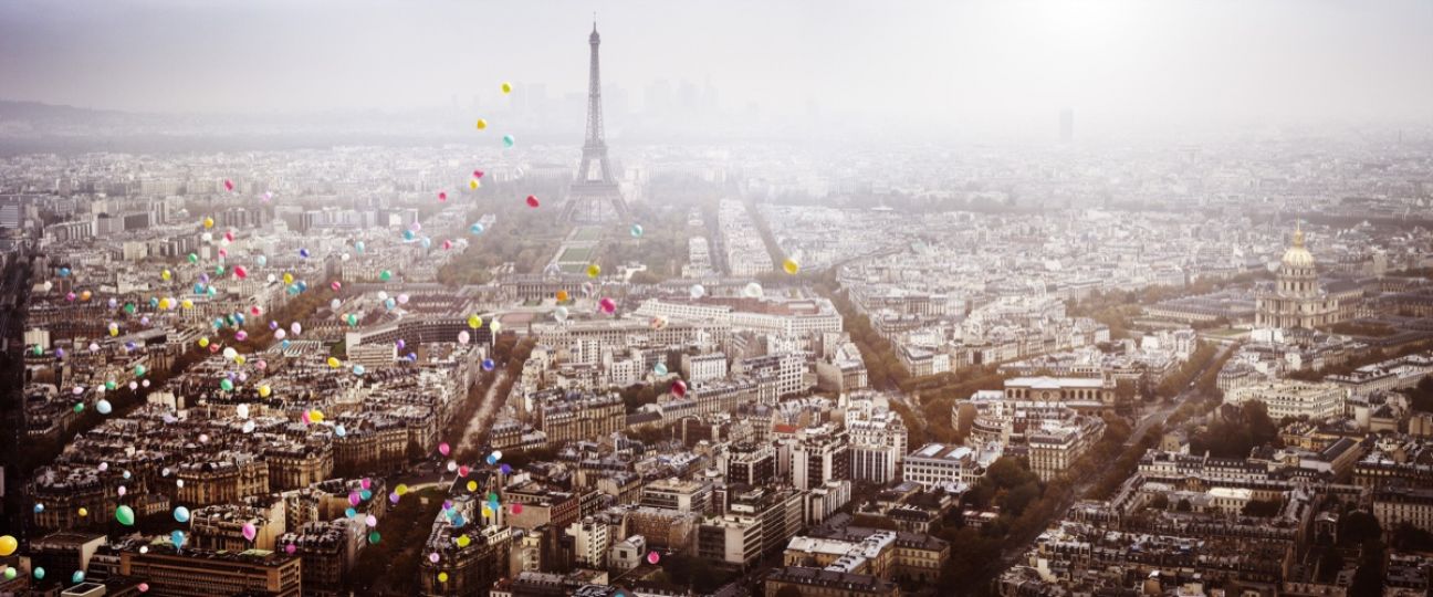 David Drebin Balloons over Paris, 2016 C-Print, mounted on aluminum © David Drebin courtesy HIGH10 Collection