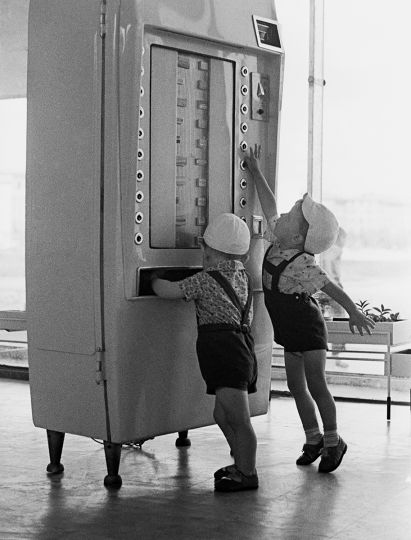 Lagrange's Streets © Vladimir Lagrange – Courtesy Lumiere Brothers Photography Center