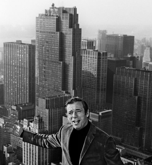 April 1969, Manhattan, New York, USA. Italian-born French actor and singer Yves Montand singing atop Manhattan's Pan Am Building, on the set of the movie On a Clear Day You Can See Forever directed by American Vincente Minnelli. © Jean-Pierre Laffont – Courtesy Editions de La Martinière 2019.