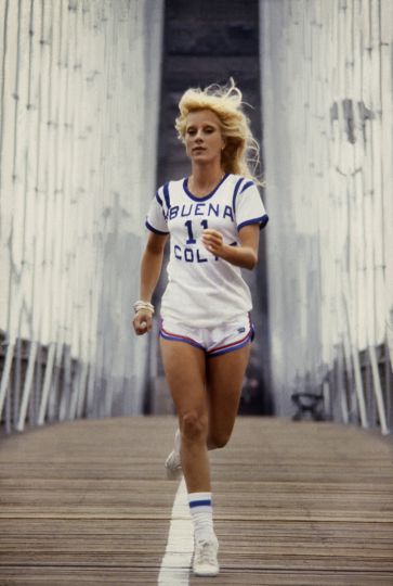 June 1979. Manhattan, NY. Portrait of Sylvie Vartan running on the Brooklyn Bridge. © Jean-Pierre Laffont – Courtesy Editions de La Martinière 2019.