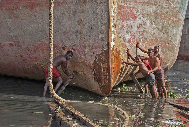 Shipbreaking, Bangladesh © 2017 Saro Di Bartolo