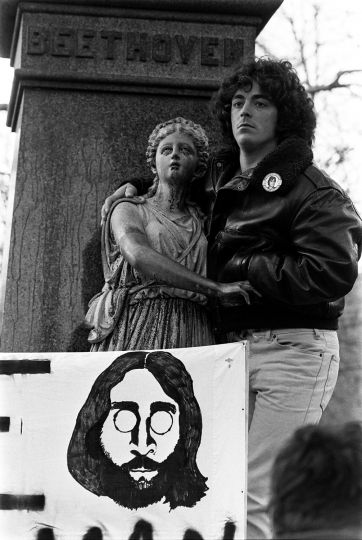Devant le Dakota le jour de la mort de John Lennon, USA - 1980  © Diego Goldberg