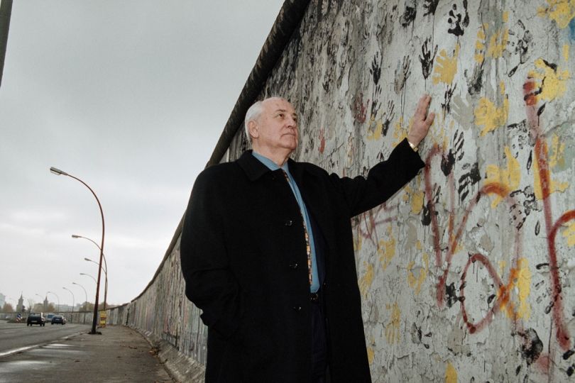 Mikhail Gorbatchev devant les restes du mur de Berlin, le 9 novembre 1999. © Micheline Pelletier estate