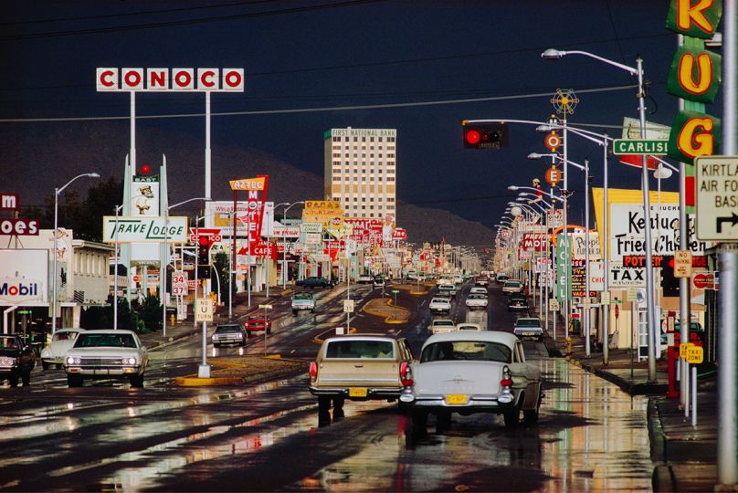Route 66, Albuquerque, NM, 1969 © Ernst Haas – Courtesy Les Douches La Galerie