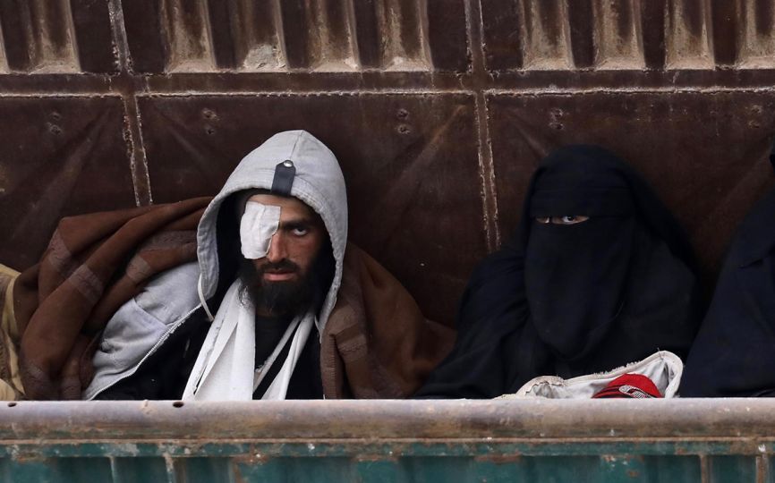 Prix Bayeux-Calvados-Normandie des Correspondants de Guerre -Les regards des Djihadistes capturés en disent long sur leur état d’esprit, la fin de Baghouz est loin d’être la fin du problème. / The stare of the captured jihadists say a lot about their state of mind, the end of Baghouz is far from the end of the problem. © Patrick Chauvel pour/for Paris Match