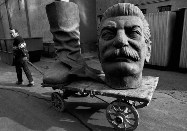 HUNGARY, Budapest: a statue of Joseph Stalin going to deposit.
© Ferdinando Scianna