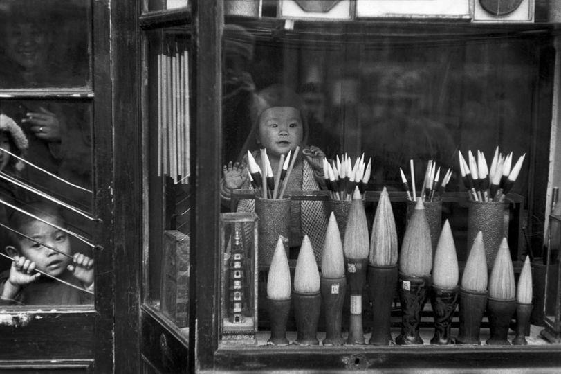 CHINA. Beijing. December 1948. Street of antique dealers. Dans la rue des antiquaires, la vitrine d’un marchand de pinceaux, Pékin,
décembre 1948.
© Fondation Henri Cartier-Bresson / Magnum Photos