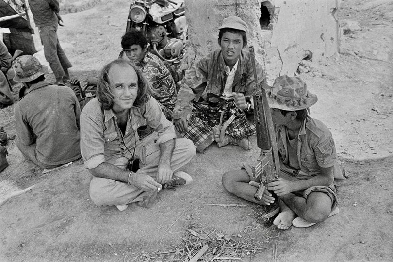 Cambodge 1974. Sur le front à 11 kms de Phnom Penh Sylvain Julienne avec le photographe cambodgien correspondant pour Gamma Sou Vichith qui quittera le refuge de l'ambassade de France où il s'était réfugié avec Sylvain Julienne, pour retrouver sa famille et qui sera porté disparus...© Patrick Chauvel