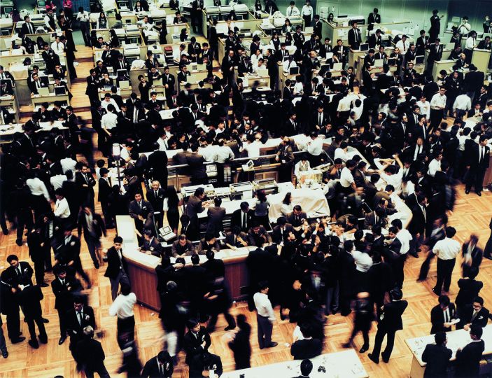 Andreas Gursky, Tokyo, Stock Exchange, 1990
Kunstmuseum Basel, Suisse
C-Print / Diasec, encadré 170 × 205 × 5 cm
Dépôt de l’artiste en 2004
© Andreas Gursky / Adagp, Paris, 2019