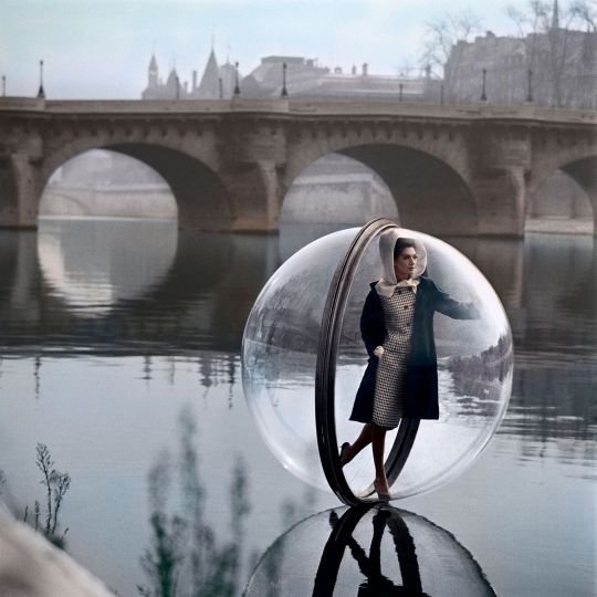 
Bubble on Seine Kick II, 1963 © Melvin Sokolsky – Courtesy Holden Luntz Gallery
