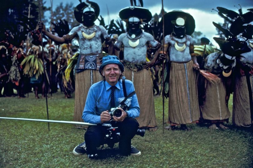 Michael Friedel, background local dance, Queen Elizabeth, state visit, tie obligatory, sneakers allowed, Mount Hagen, Papua New Guinea  
© Michael Friedel
