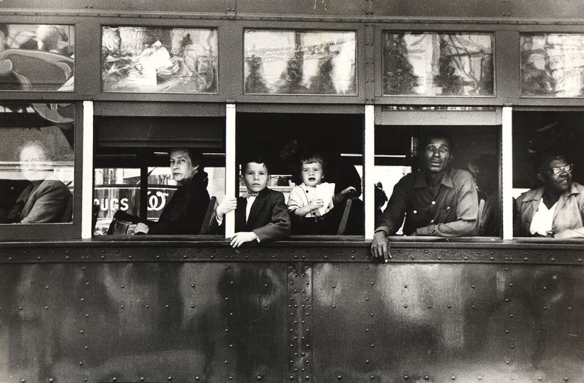 Robert Frank (1924-2019) Trolley. New Orleans, 1955.
Épreuve argentique (c. 1962). Tampon 