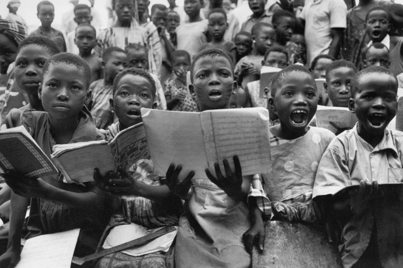 Learning the alphabet, Oshogbo, Nigeria, 1961 © Michael Friedel