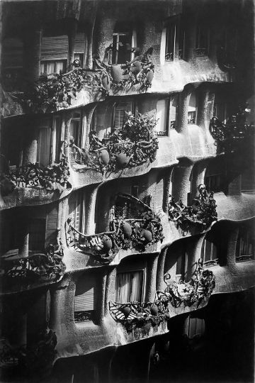 Eikoh Hosoe, Casa Mila, 1979, vintage geatin silver print - Courtesy Baudoin Lebon