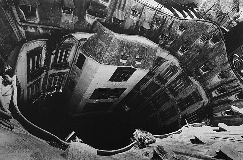 Eikoh Hosoe, Casa Mila 7, 1977, vintage gelatin silver print - Courtesy Baudoin Lebon