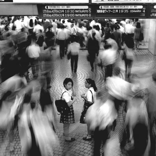 JAPON 1995 Tokyo Gare de Shinjuku © Bernard Descamps – Courtesy Le Château d'Eau