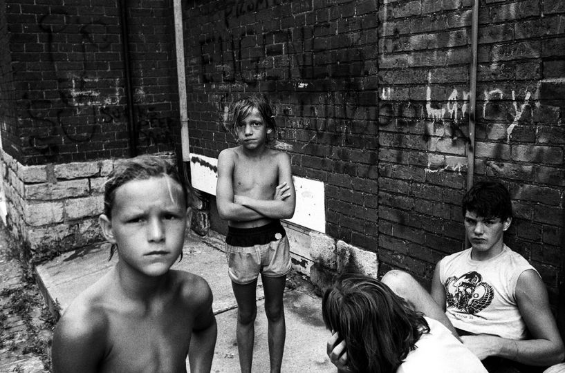1985 - Cincinnati, Ohio, USA: Boys hang out in Lower Price Hill a community of poor whites from Kentucky and West Virginia. (Stephen Shames / Esther Woerdehoff Gallery)