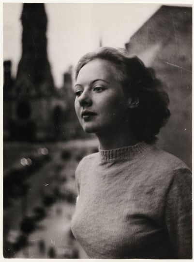 Umbo, Karin Friedrich an Gedächtniskirche, aus der Reportage „Berlin 1950“, Sprengel Museum Hannover © Phyllis Umbehr/Galerie Kicken Berlin/VG Bild-Kunst, Bonn 2020