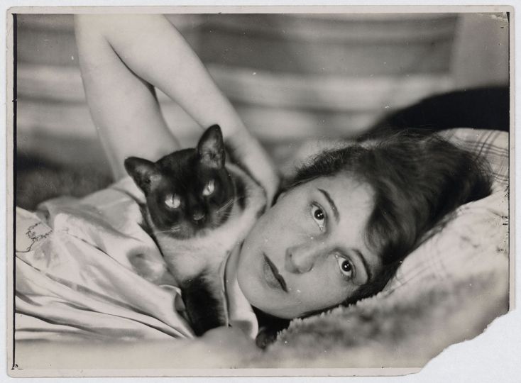 Umbo, Ohne Titel (Ruth Landshoff mit Katze), 1928, Leihgabe der Ernst von Siemens Kunststiftung © Phyllis Umbehr/Galerie Kicken Berlin/VG Bild-Kunst, Bonn 2020