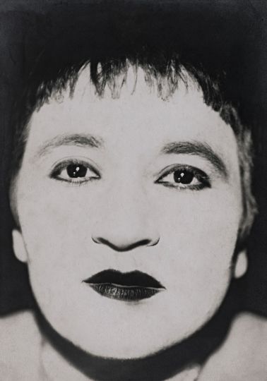 Umbo, Ohne Titel (Valeska Gert), 1926/1927, erworben 2016 aus Mitteln der Deutschen Klassenlotterie Berlin von der Kulturverwaltung des Berliner Senats. Gefördert von der Beauftragten der Bundesregierung für Kultur und Medien aufgrund eines Beschlusses des Deutschen Bundestages (Dauerleihgabe) © Phyllis Umbehr/Galerie Kicken Berlin/VG Bild-Kunst, Bonn 2020