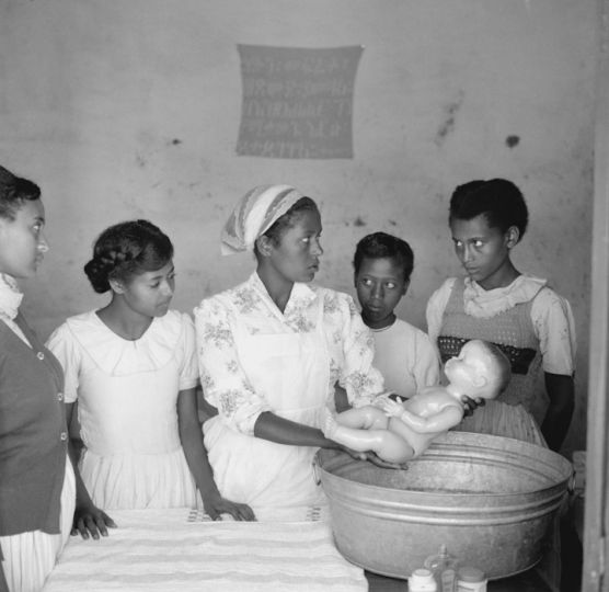 Paul Almasy, Ethnologie / Afrique:
Ethiopie. - Éthiopiennes avec une poupée en apprentissage de soins médicaux.-
Photo non datée. (1958?).