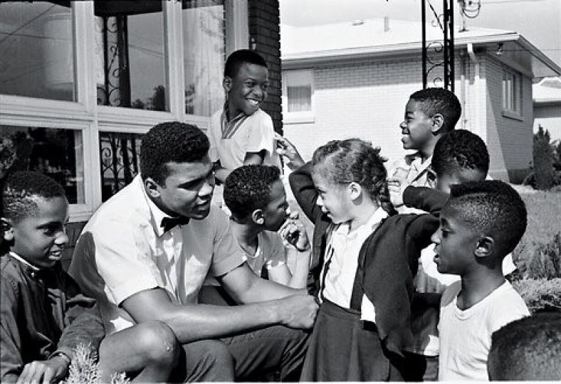 Muhammad Ali (Cassius Clay) with Children, Louisville, Kentucky, 1963 © Steve Schapiro – Courtesy Fahey / Klein Gallery