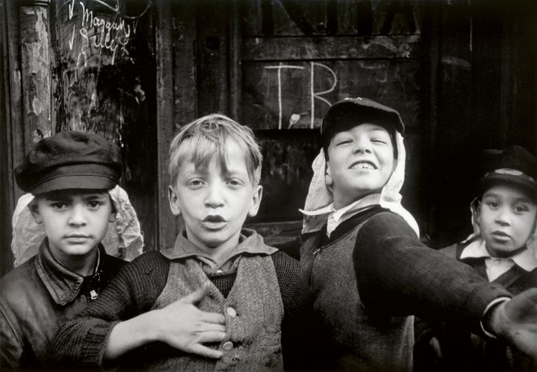 Helen Levitt, New York, 1940 Albertina, Vienna. Permanent loan of the Austrian Ludwig Foundation for Art and Science © Film Documents LLC / courtesy Galerie Thomas Zander, Cologne
