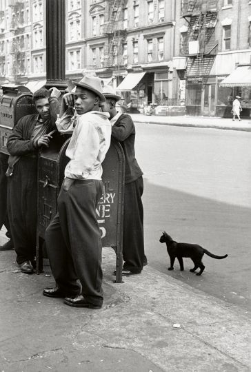 Helen Levitt, New York, 1945 Albertina, Vienna. Permanent loan of the Austrian Ludwig Foundation for Art and Science © Film Documents LLC / courtesy Galerie Thomas Zander, Cologne