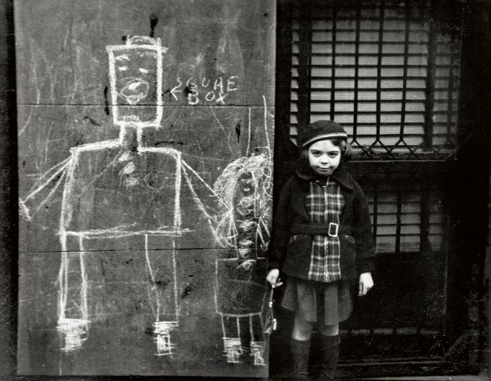 Helen Levitt, New York, 1938 Collection Martin Z. Margulies © Film Documents LLC / courtesy Galerie Thomas Zander, Cologne