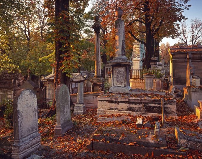 City of Immortals : Père-Lachaise Cemetery, Paris by Carolyn Campbell - Courtesy Goff Books