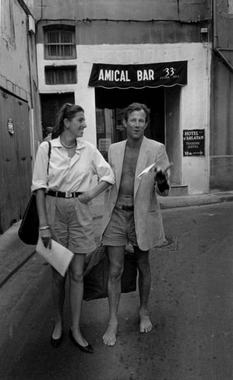 Anne Clergue et Peter Beard derrière l'Arlatan, 1984 © Jean Dieuzaide