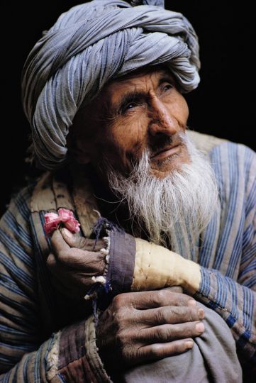 Afghan With A Rose © Roland et Sabrina Michaud / Gamma-Rapho