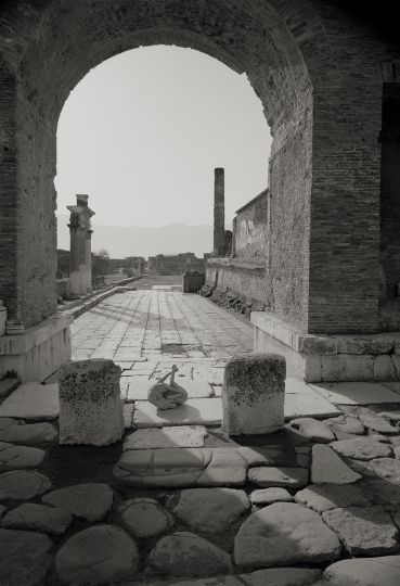 Kenro Izu, Pompei, Foro, 2016; Platinum print, 55x42,5 cm ©Kenro Izu, Courtesy of Fondazione di Modena - Fondazione Modena Arti Visive