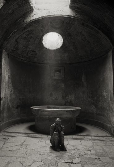 Kenro Izu, Pompei, Terme del Foro, 2016; Platinum print, 55x42,5 cm ©Kenro Izu, Courtesy of Fondazione di Modena - Fondazione Modena Arti Visive