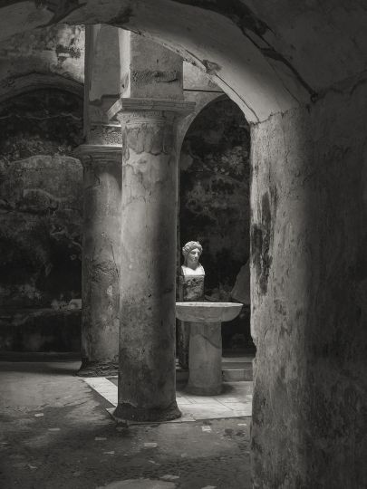 Kenro Izu, Ercolano, Terme suburbane, 2016; Inkjet print, 76x61 cm ©Kenro Izu, Courtesy of Fondazione di Modena - Fondazione Modena Arti Visive