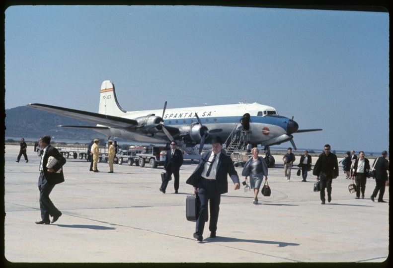Jacques ou Simone DEROME
Ibiza : notre avion / 5.68
1968
diapositive couleur
