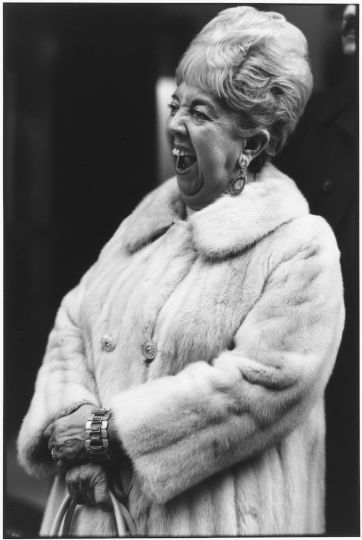 Tom Arndt Woman and Furcoat, New York City, 1980 Tirage gélatino-argentique postérieur, réalisé par l'artiste Dimensions - 27,9 x 35,3 cm  Édition 3/15 Titré, daté et signé par l'artiste au verso 2 500 €