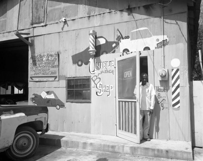 Vicksburg, Mississippi - Barber, 1983 © Baldwin Lee – Courtesy Joseph Bellows Gallery