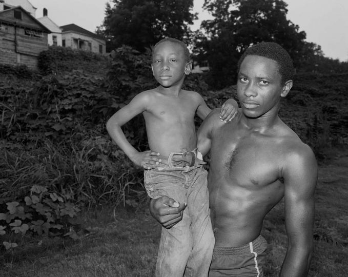 Vicksburg, Mississippi - Young Man and Boy at Dusk, 1983 © Baldwin Lee – Courtesy Joseph Bellows Gallery