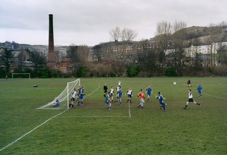 Bradford, Engeland 31-10-2004
Woodman Rovers - New Inn: 4-1, Bradford Sunday Alliance Football League, Division 2B.
Amateurvoetbal. Uit boek: European Fields / Europese Velden, nr. 69.
Foto: Hans van der Meer/Hollandse Hoogte